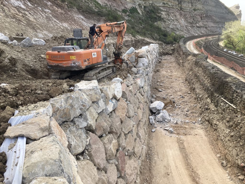 Preparación del terreno con maquinaria especializada.