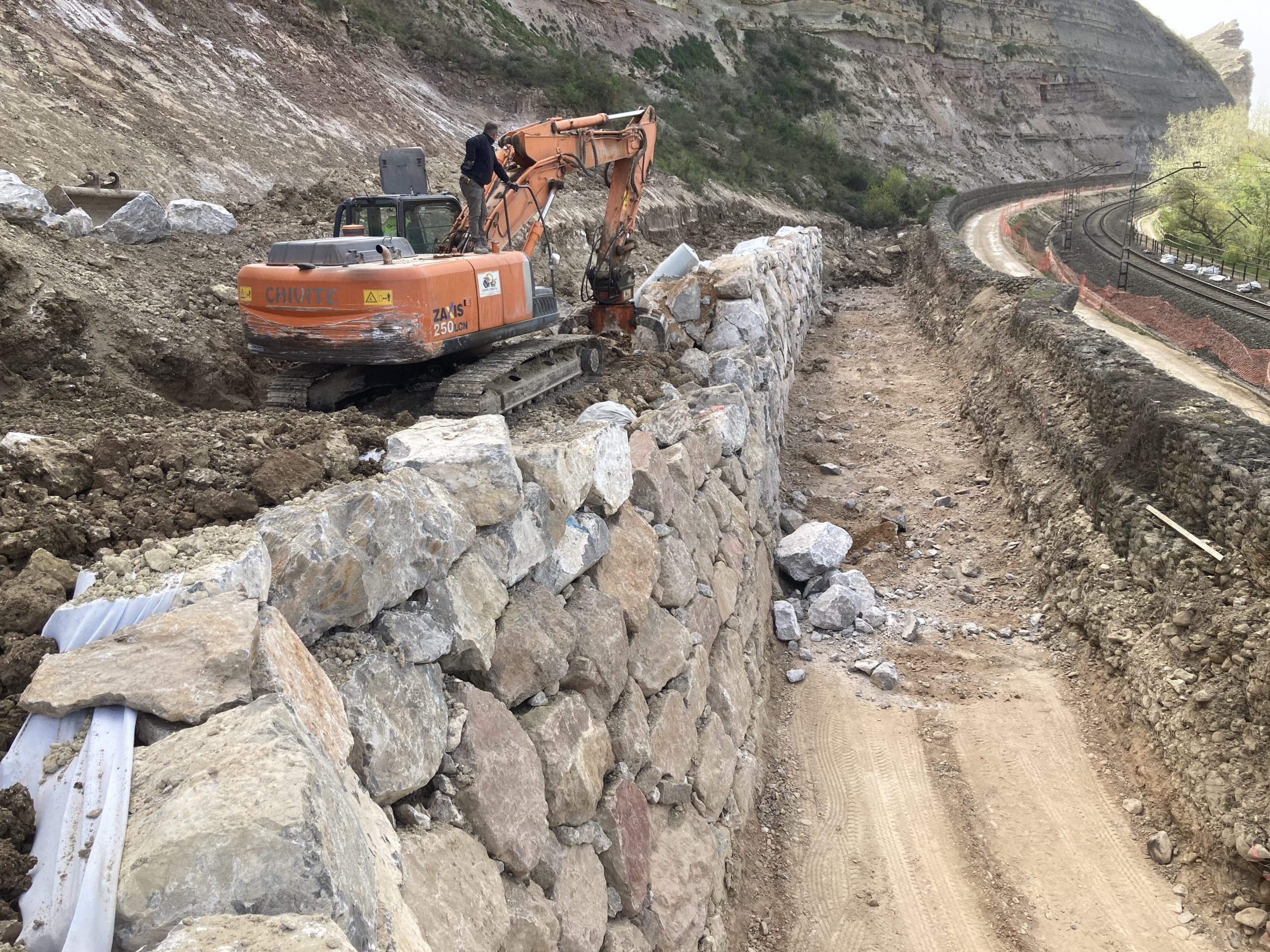 Preparación del terreno con maquinaria especializada.